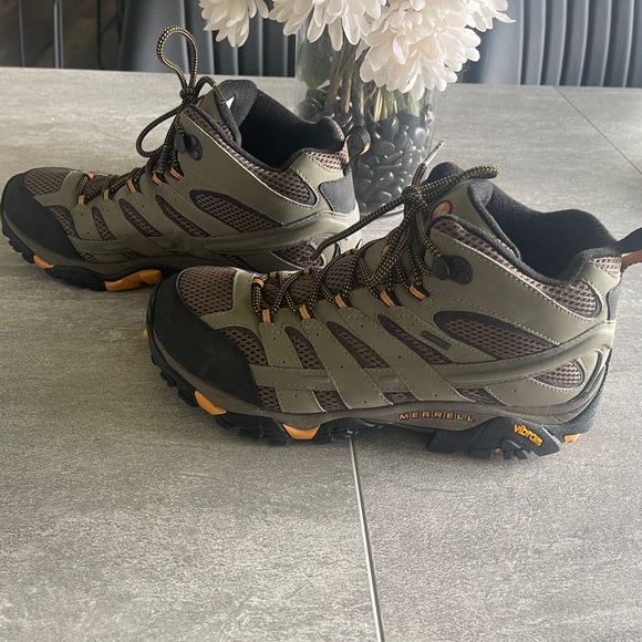 Gently used Merrell men’s shoes - Picture 3 of 9